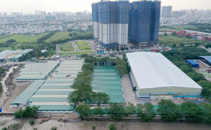 Bệnh viện dã chiến thu dung số 16 nằm trên đường Đào Trí, Quận 7, TP.HCM được khởi công từ ngày 8/7. Sau 20 ngày gấp rút xây dựng, Bệnh viện chính thức đi vào hoạt động điều trị cho bệnh nhân nhẹ và vừa, do Bệnh viện Hùng Vương TP.HCM phụ trách. Như vậy, chỉ sau hơn nửa tháng Bệnh viện Hồi sức Covid-19 quy mô 1.000 giường đặt tại Bệnh viện Ung bướu cơ sở 2 (TP. Thủ Đức) đi vào hoạt động, Bộ Y tế đã khẩn trương điều động nhân lực, huy động vật lực chưa từng có để thiết lập khẩn cấp 3 trung tâm hồi sức tích cực đáp ứng nhu cầu điều trị bệnh nhân nặng, nguy kịch trong bối cảnh số ca mắc và tử vong ở TP.HCM ngày một tăng cao.