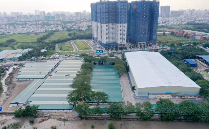 Bệnh viện dã chiến thu dung số 16 nằm trên đường Đào Trí, Quận 7, TP.HCM được khởi công từ ngày 8/7. Sau 20 ngày gấp rút xây dựng, Bệnh viện chính thức đi vào hoạt động điều trị cho bệnh nhân nhẹ và vừa, do Bệnh viện Hùng Vương TP.HCM phụ trách. Như vậy, chỉ sau hơn nửa tháng Bệnh viện Hồi sức Covid-19 quy mô 1.000 giường đặt tại Bệnh viện Ung bướu cơ sở 2 (TP. Thủ Đức) đi vào hoạt động, Bộ Y tế đã khẩn trương điều động nhân lực, huy động vật lực chưa từng có để thiết lập khẩn cấp 3 trung tâm hồi sức tích cực đáp ứng nhu cầu điều trị bệnh nhân nặng, nguy kịch trong bối cảnh số ca mắc và tử vong ở TP.HCM ngày một tăng cao.