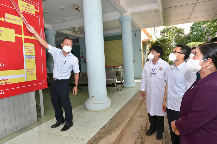 Phó Thủ tướng Vũ Đức Đam kiểm tra công tác điều trị bệnh nhân mắc COVID-19 tại BV Dã chiến huyện Đồng Phú. Ảnh: Đình Nam