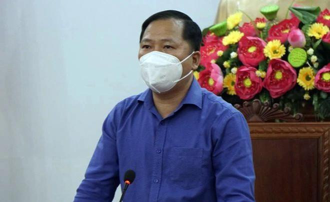 Chủ tịch UBND tỉnh Bình Định Nguyễn Phi Long chủ trì họp báo.