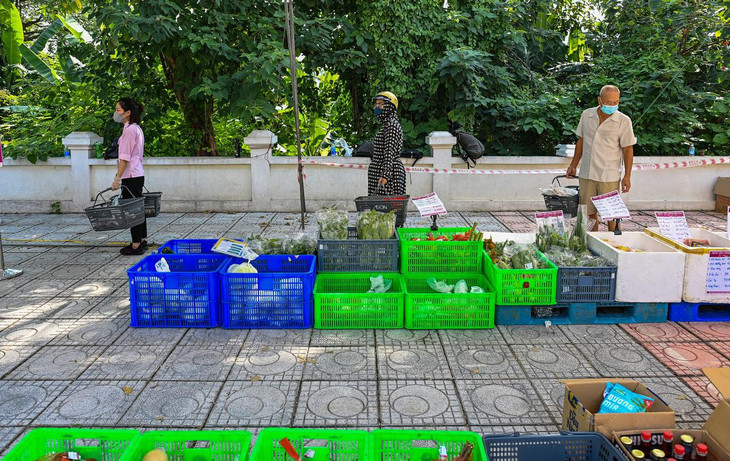 Người dân được yêu cầu hạn chế tiếp xúc trong lúc mua hàng, giữ khoảng cách khi thanh toán để đảm bảo an toàn phòng dịch. Giá bán tại quầy lưu động không tăng so với giá trong siêu thị. Trước đó, chuỗi siêu thị này đã tổ chức các điểm bán lưu động ở TP HCM, hiện vẫn duy trì 20 điểm bán, với khoảng 50 tấn hàng thiết yếu cung cấp cho người dân thành phố. Ước tính mỗi điểm bán hàng lưu động sẽ phục vụ trung bình 200-300 lượt mua sắm.
