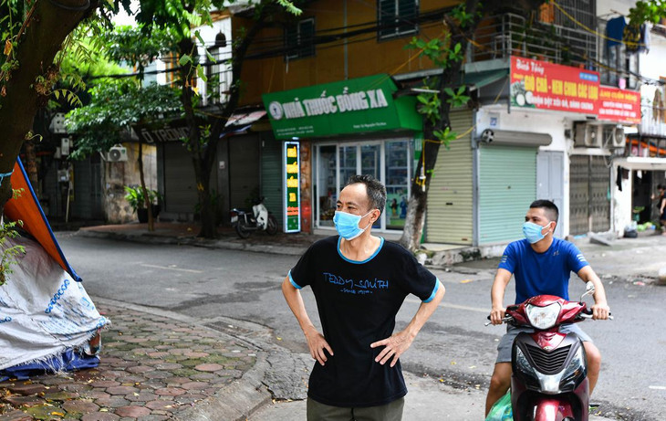 Người dân khu vực này hạn chế ra ngoài. "Ngay khi ghi nhận ca nhiễm Covid-19, chúng tôi đã được loa phường của tổ dân phố cảnh báo. Rất tiếc quanh đây không có trung tâm thương mại nào lớn nên việc mua sắm các thực phẩm thiết yếu cũng khá khó khăn", người đàn ông áo xanh nói.