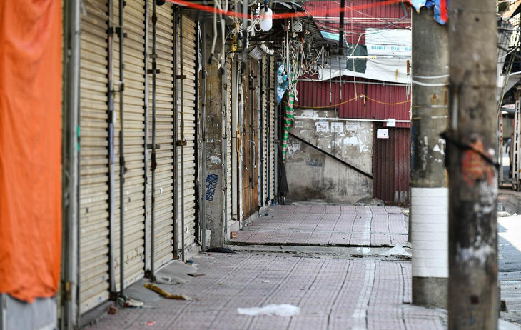 Các ki-ốt tại chợ Phùng Khoang trong cảnh cửa đóng then cài sáng 2/8. Trước đó, ghi nhận một trường hợp nhiễm SARS-CoV-2 là chị B.T.H bán rau tại chợ đầu mối Phùng Khoang - Trung Văn. Ngày 27/7, người này có triệu chứng bệnh, ngày 28/7 nghỉ không đi bán hàng, ngày 31/7 có kết quả dương tính.