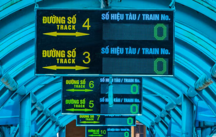 Bảng điện tử thông báo các chuyến tàu chỉ hiện số 0.