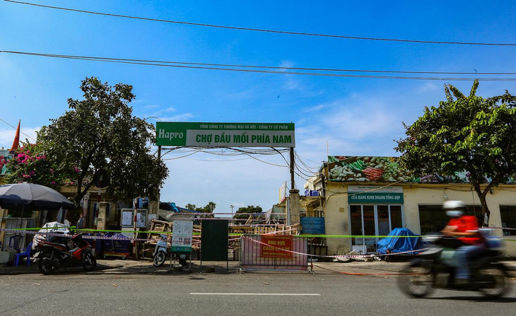 Toàn bộ chợ được căng dây, dựng rào chắn ở nhiều lối ra vào. Các hoạt động trong chợ cũng phải tạm dừng để khử khuẩn, truy vết ngay từ 22h đêm 27/7.