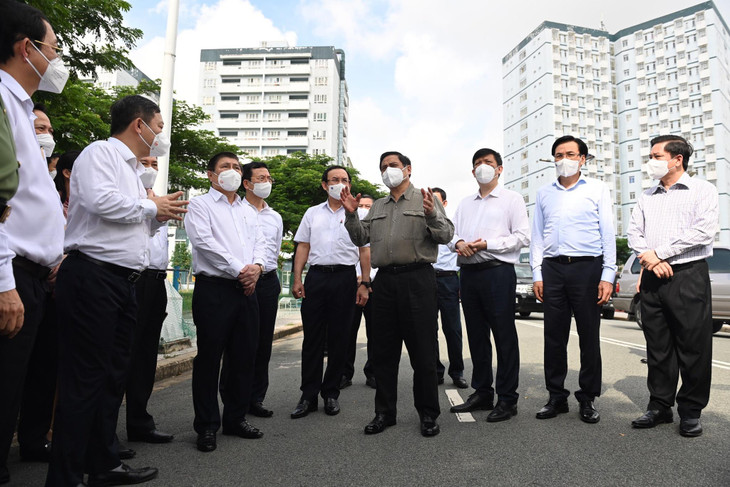 Thủ tướng Phạm Minh Chính kiểm tra công tác phòng chống dịch tại Khu KTX Đại học Quốc gia TP.HCM. Ảnh: Kim Quy