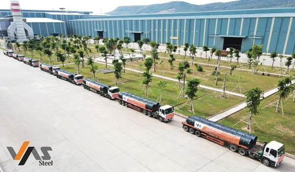 Đoàn xe chở thép cuộn từ nhà máy Thép Nghi Sơn ra Cảng Quốc tế Nghi Sơn