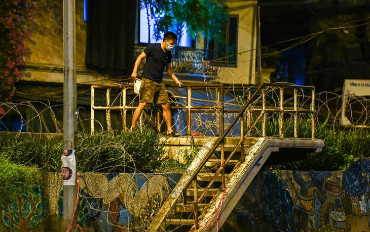 Theo ông Nguyễn Quốc Hoàn, Phó chủ tịch UBND quận Hoàn Kiếm, nguy cơ từ ca bệnh này khá cao khi đây là thành viên tổ trực chốt chống Covid-19, có nhiều người liên quan. Việc phong tỏa là tạm thời để phục vụ truy vết, đánh giá tình hình. Sau 2-3 ngày quận sẽ dựa vào tình hình xét nghiệm để có các quyết định tiếp theo.