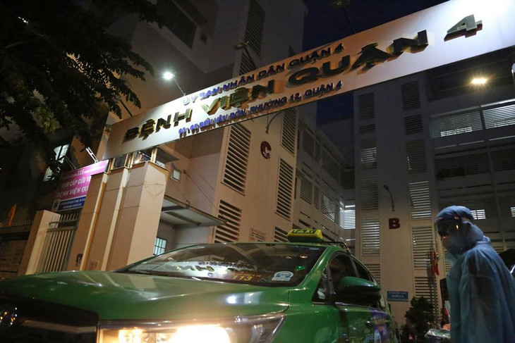 Xe taxi chở F0 đi cấp cứu tại bệnh viện Quận 4 Xe taxi chở F0 đi cấp cứu tại bệnh viện Quận 4