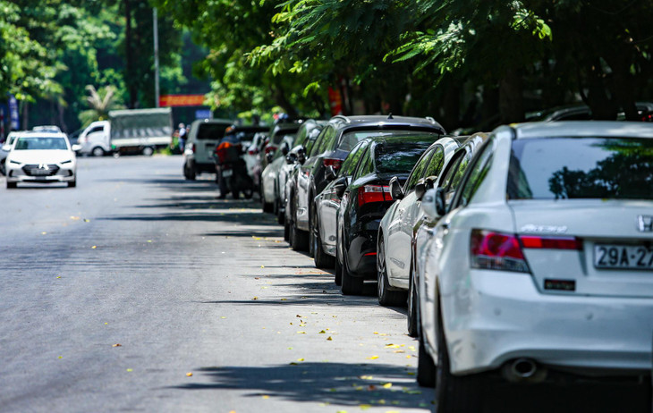 Hàng dài ôtô đỗ san sát nhau bên lề đường trong những ngày Hà Nội áp dụng Chỉ thị 16.