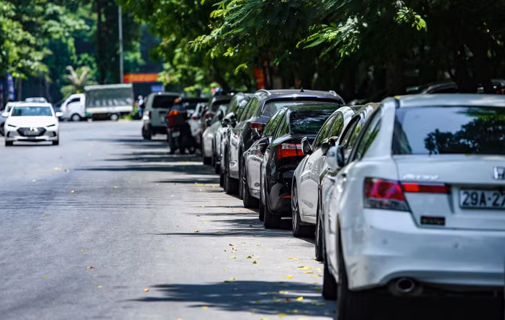 Hàng dài ôtô đỗ san sát nhau bên lề đường trong những ngày Hà Nội áp dụng Chỉ thị 16.