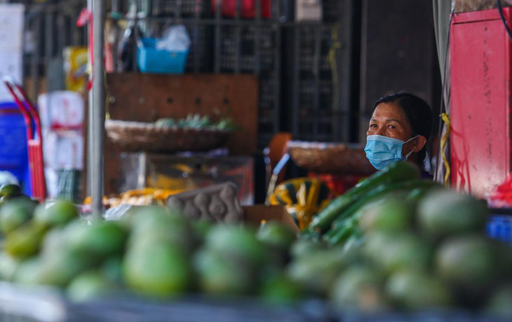 Các quầy hàng rau củ quả trong chợ vẫn được phép hoạt động bình thường. "Các mặt hàng còn lại trong kho bảo ôn đã khử khuẩn và đợi ý kiến chỉ đạo của quận Ba Đình", ông Nguyễn Văn Loan, Phó trưởng Ban Quản lý chợ Long Biên cho biết.