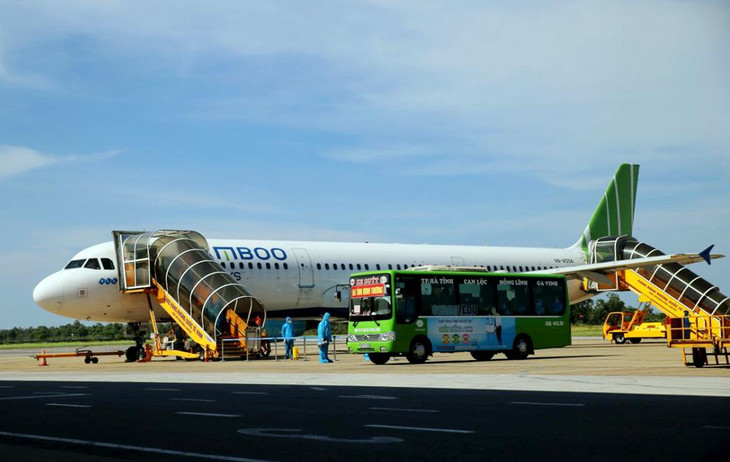 Máy bay chở người dân Hà Tĩnh từ phía Nam về đến sân bay Vinh Máy bay chở người dân Hà Tĩnh từ phía Nam về đến sân bay Vinh