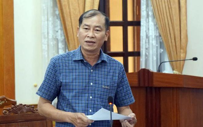 Giám đốc Sở Nội vụ Lê Minh Tuấn đọc quyết định tạm đình chỉ công tác đối với ông Nguyễn Văn Dũng.