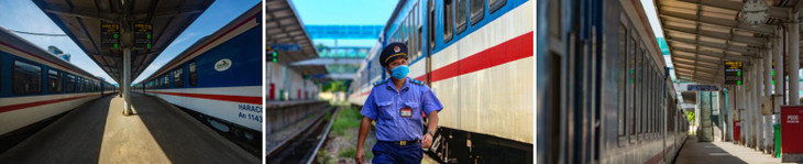 Những đoàn tàu nối đuôi nhau trên đường ray. Các toa bị phủ đầy bụi.