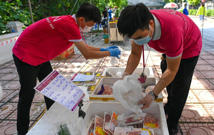 Chị Thanh (đại diện của Siêu thị AEON tại điểm bán) cho biết: "Mỗi ngày xe chở trên 1 tấn hàng hóa đến một điểm và chỉ bán trong buổi sáng để đảm bảo chất lượng hàng tươi sống. Đồng thời, để có thể đảm bảo giãn cách, mỗi lượt chỉ cho phép 10 khách hàng vào mua. Do nhiệt độ ngoài trời cao hơn nhiều so với trong siêu thị, chúng tôi phải liên tục thêm đá để giữ thực phẩm tươi ngon".