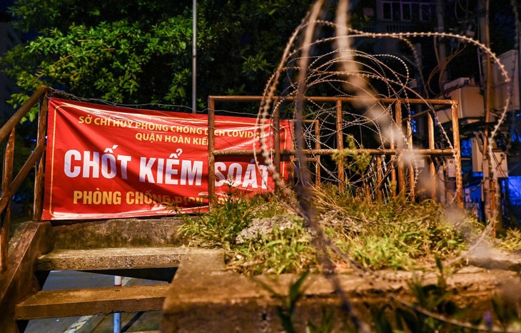 Do địa bàn phường Chương Dương rộng lớn khó kiểm soát, chiều 1/8, lực lượng chức năng quây hàng rào dây thép gai dọc tuyến đường Hồng Hà trong khu vực cách ly để bảo đảm công tác phòng, chống dịch.