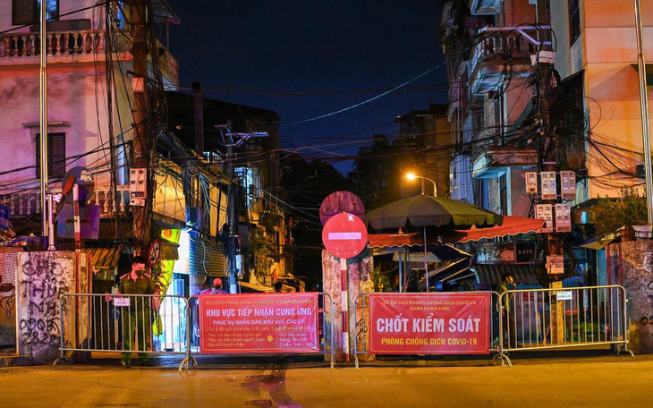 Ngày 31/7, lực lượng chức năng quận Hoàn Kiếm phong tỏa một phần phường Chương Dương để phục vụ công tác truy vết, xét nghiệm người liên quan đến ca dương tính là đội viên đội trật tự đô thị phường (trước đó tham gia trực chốt kiểm soát Covid-19 cùng nhiều người).