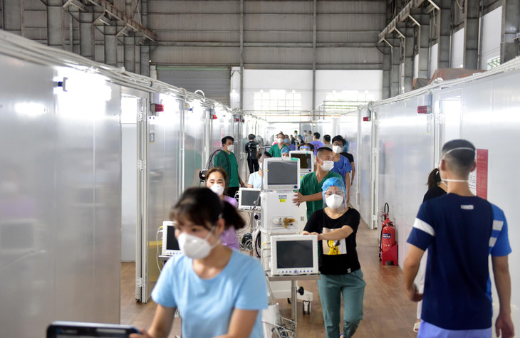 Hàng trăm nhân viên y tế được huy động để vận chuyển thiết bị như máy thở, máy lọc máu, hệ thống ECMO... vào lắp đặt tại các phòng bệnh.