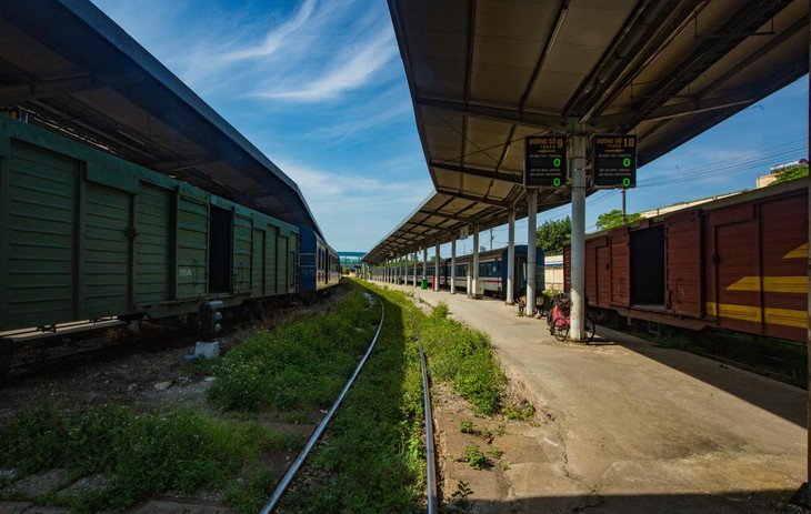 Cảnh vắng lặng bao trùm khu vực đường ray. Hình ảnh tại ga Hà Nội lúc 9h ngày 7/8.