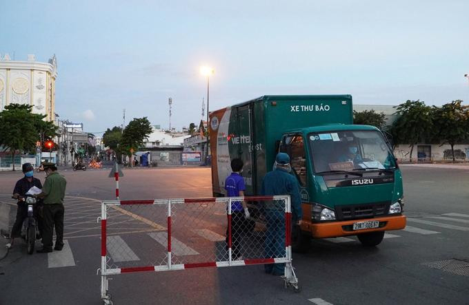 Vận chuyển bưu chính được hoạt động ở TP.HCM sau 18h