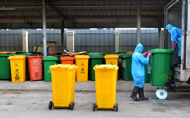 Ngay cạnh khu hồi sức Covid-19 là nơi tập kết xử lý rác thải y tế.