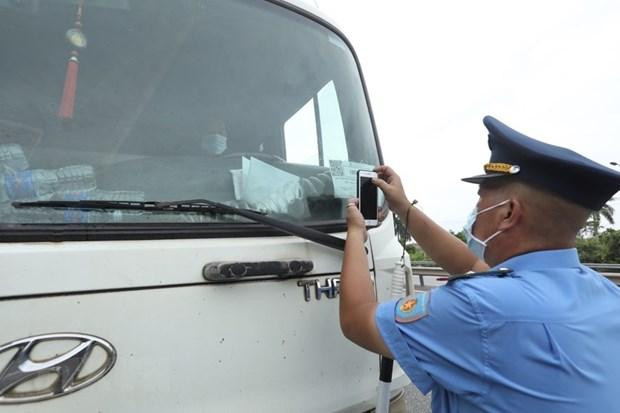 Lực lượng chức năng kiểm tra mã nhận diện QR Code của phương tiện lưu thông qua chốt kiểm soát số 5, cầu Phù Đổng, huyện Gia Lâm (Hà Nội) Lực lượng chức năng kiểm tra mã nhận diện QR Code của phương tiện lưu thông qua chốt kiểm soát số 5, cầu Phù Đổng, huyện Gia Lâm (Hà Nội)