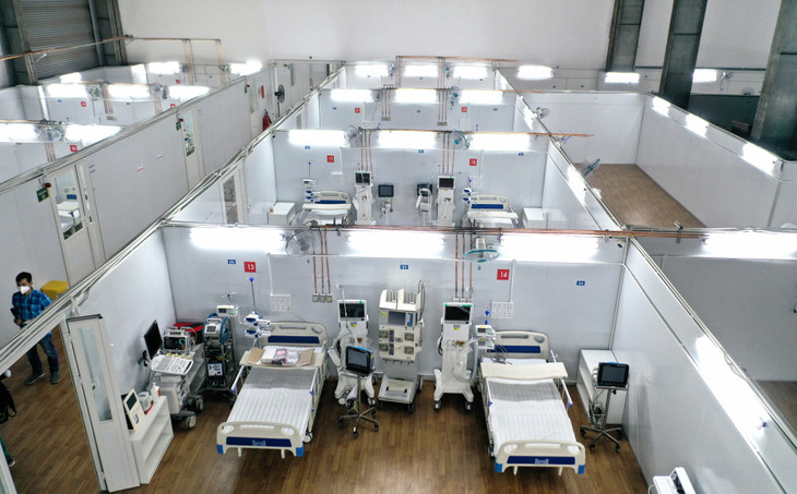 Mỗi phòng có 4 giường bệnh với đầy đủ máy móc, trang thiết bị.