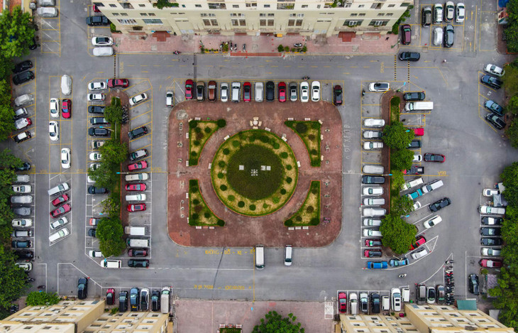 Hình ảnh tương tự ở khu đô thị Nam Trung Yên (quận Cầu Giấy). Người dân ở trong nhà không ra ngoài nên các bãi đỗ xe ngoài trời chật cứng ôtô.