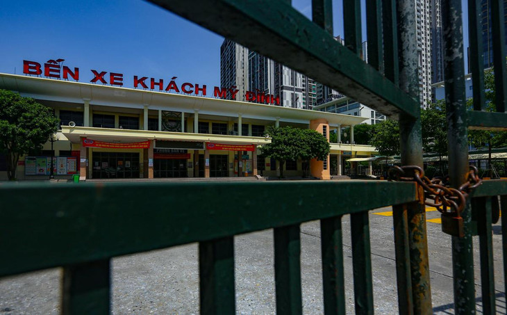 Các tuyến xe khách liên tỉnh, xe khách nội thành cũng tạm dừng hoạt động. Hình ảnh tại bến xe Mỹ Đình lúc 9h30 ngày 7/8.