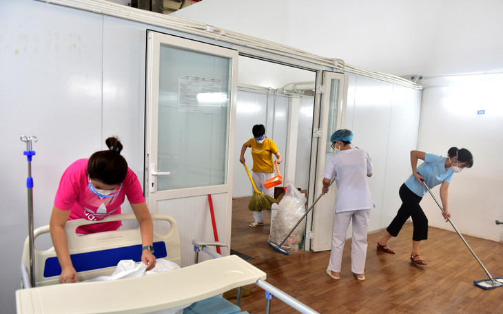 Tại Trung tâm Hồi sức Bệnh viện Bạch Mai, các nhân viên y tế đang gấp rút hoàn thành những công đoạn dọn dẹp cuối cùng.