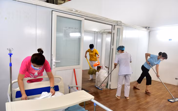 Tại Trung tâm Hồi sức Bệnh viện Bạch Mai, các nhân viên y tế đang gấp rút hoàn thành những công đoạn dọn dẹp cuối cùng.