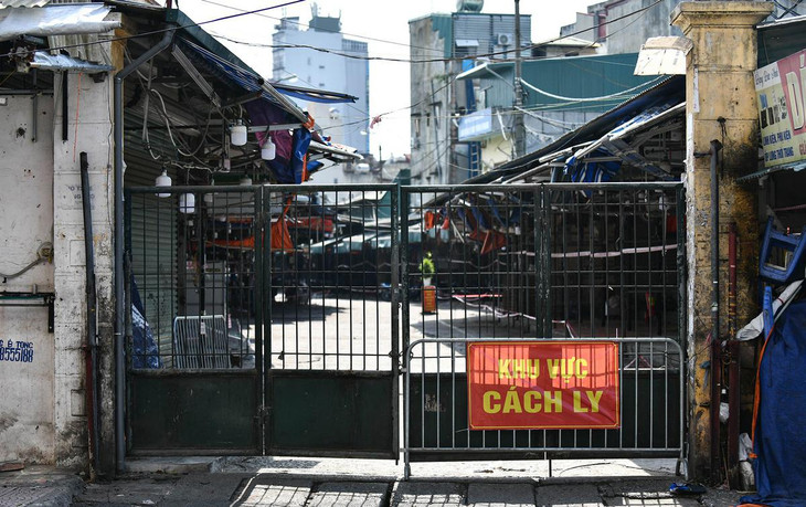 Chợ Phùng Khoang cũng đã được phong tỏa vài ngày nay. Sáng 1/8, các tiểu tương tại đây đã được y tế lấy mẫu xét nghiệm.