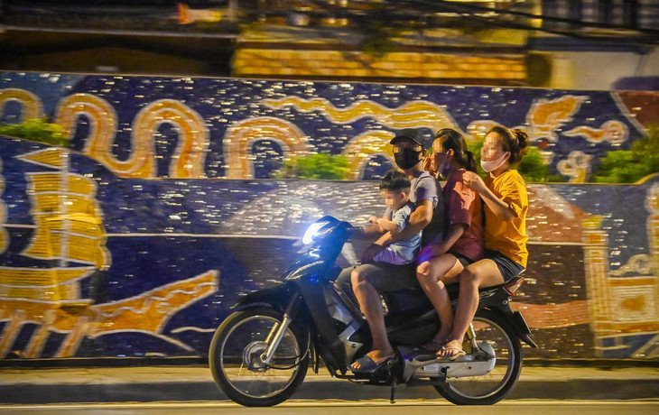 Nhóm người này sau đó lên xe máy phóng tốc độ cao chạy về hướng Cầu Long Biên. Tất cả đều không đội mũ bảo hiểm.