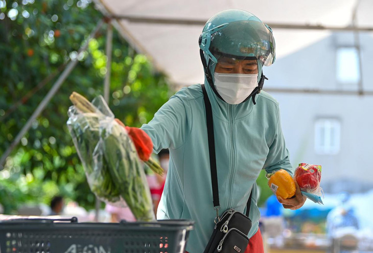 Hàng hóa tại các điểm lưu động khá dồi dào với đầy đủ các sản phẩm từ rau, củ, quả, thịt lợn, thịt gà, bò cá, tôm đến đồ khô.