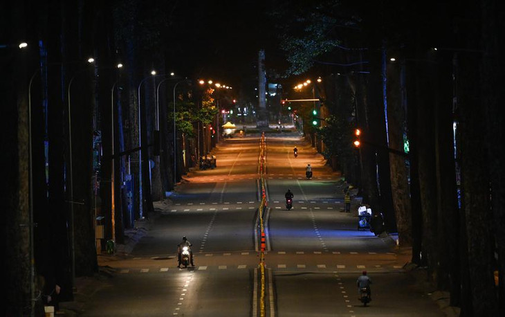 Nhân viên siêu thị, cửa hàng tiện lợi tại TP.HCM được ra đường sau 18h Nhân viên siêu thị, cửa hàng tiện lợi tại TP.HCM được ra đường sau 18h