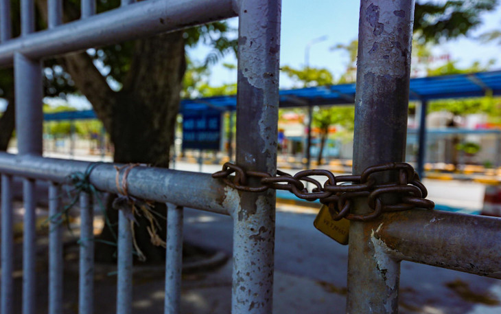 Các lối vào bến xe đều bị khóa.