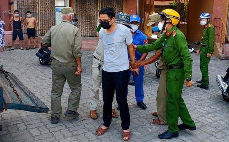 Ông Trần Vinh bị khống chế, đưa về Công an phường Nại Hiên Đông vào ngày 1/8 Ông Trần Vinh bị khống chế, đưa về Công an phường Nại Hiên Đông vào ngày 1/8