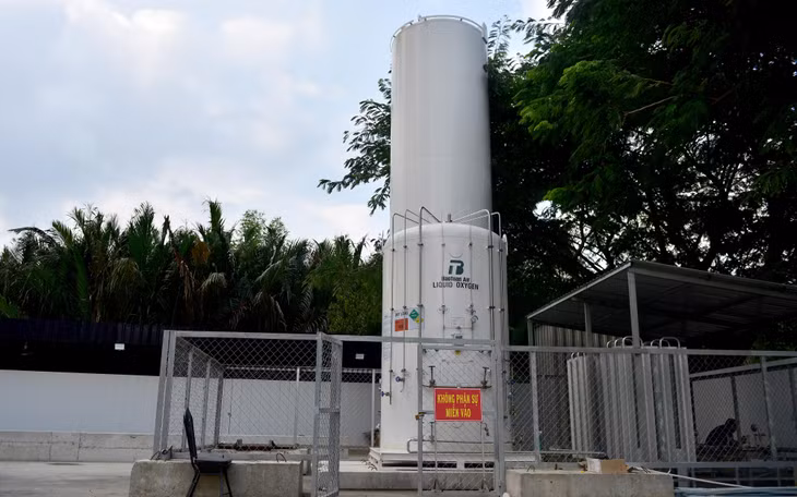 Bệnh viện dã chiến số 16 đã được lắp đặt bồn oxy lỏng có dung tích 7,5 m3. Hệ thống bồn oxy lỏng được lắp đặt dẫn khí đến tận giường cho bệnh nhân Covid-19 có triệu chứng nặng.