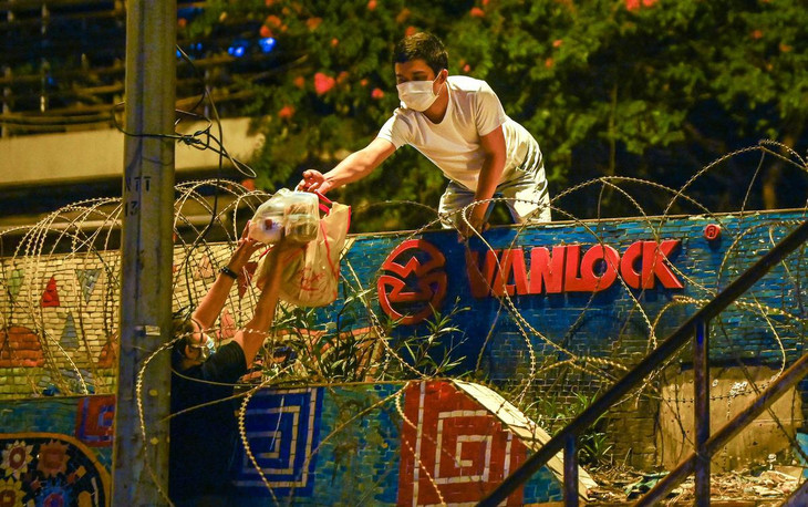 Rất nhiều người khác lợi dụng sự vắng bóng lực lượng chức năng canh gác để tuồn đồ đạc ra ngoài.