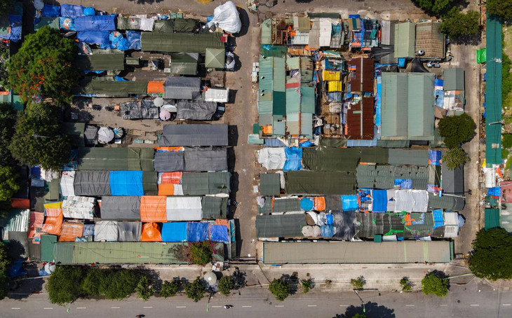 Mỗi ngày, có hàng trăm lượt người tới chợ đầu mối phía Nam mua bán, trao đổi hàng hoá tại địa bàn quận Hoàng Mai và một số quận, huyện lân cận. Trong chợ, nhiều quầy hàng kinh doanh với các mặt hàng đa dạng như rau củ quả, thực phẩm, thuỷ hải sản hay quần áo, đồ gia dụng,...