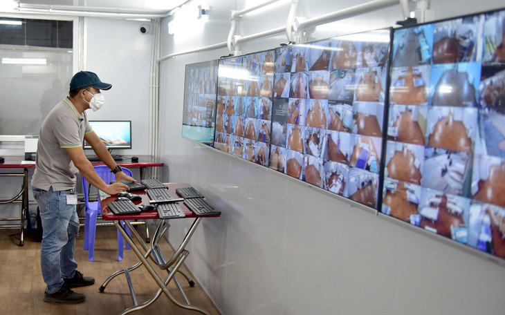 Toàn bộ khu vực bên trong Trung tâm đều được lắp đặt camera giám sát. &quot;Các camera được lắp đặt ở tất cả các khu vực, tín hiệu truyền về các màn hình tại phòng điều hành giúp lực lượng y tế có thể quan sát, nắm bắt tình hình sức khỏe của bệnh nhân để kịp thời xử lý các tình huống nguy cấp&quot;, tiến sĩ Đỗ Ngọc Sơn, Phó Giám đốc Trung tâm Cấp cứu A9, Bệnh viện Bạch Mai cho biết.