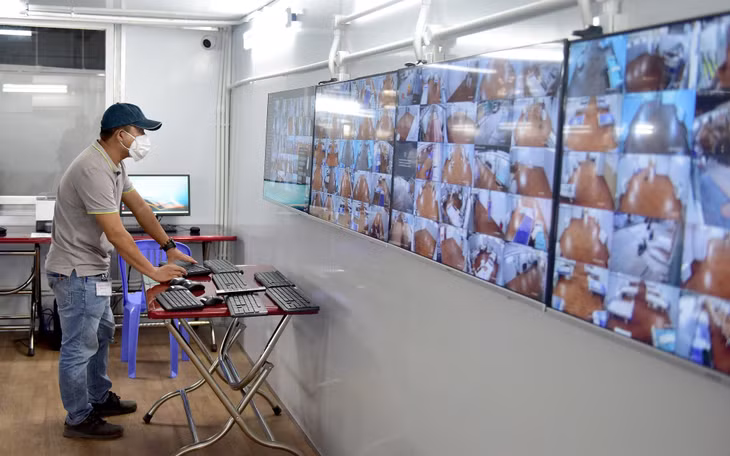 Toàn bộ khu vực bên trong Trung tâm đều được lắp đặt camera giám sát. "Các camera được lắp đặt ở tất cả các khu vực, tín hiệu truyền về các màn hình tại phòng điều hành giúp lực lượng y tế có thể quan sát, nắm bắt tình hình sức khỏe của bệnh nhân để kịp thời xử lý các tình huống nguy cấp", tiến sĩ Đỗ Ngọc Sơn, Phó Giám đốc Trung tâm Cấp cứu A9, Bệnh viện Bạch Mai cho biết.