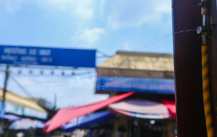 Ban Quản lý chợ cũng cho lắp đặt hệ thống máy phun thuốc khử khuẩn dưới dạng sương mù ở cổng chính.