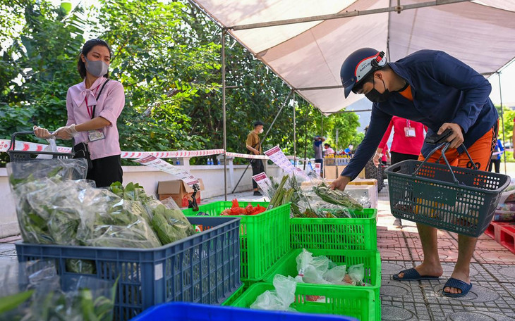 Những ngày qua, nhiều chợ truyền thống, siêu thị trên địa bàn thành phố phải đóng cửa vì dịch Covid-19 khiến việc mua bán của người dân gặp khó khăn. Ông Nguyễn Quang Bình (quận Long Biên) chia sẻ: "Tôi chủ yếu mua rau củ quả tươi để tăng cường sức đề kháng, giá bán cũng rất hợp lý, lại gần nhà".