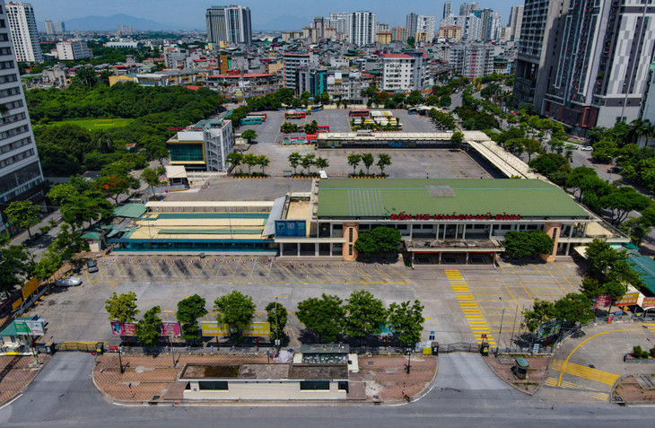 Nhìn từ trên cao, bến xe Mỹ Đình không còn thấy cảnh người ra vào tấp nập.