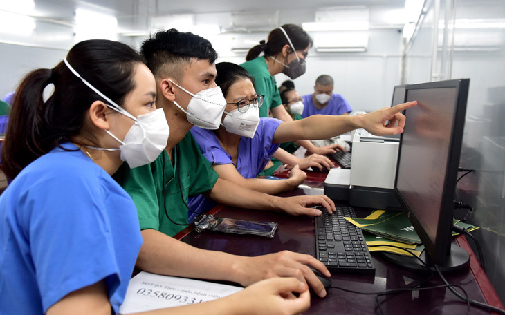 Các khu vực phòng điều hành, nhà kho, phòng hành chính... cũng đã được thiết lập, vận hành bên trong Trung tâm Hồi sức tích cực điều trị Covid-19. Điều dưỡng Lê Thị Thu Hồng cùng các đồng nghiệp kiểm tra hệ thống bệnh án điện tử tại phòng hành chính.