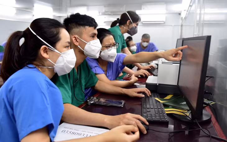 Các khu vực phòng điều hành, nhà kho, phòng hành chính... cũng đã được thiết lập, vận hành bên trong Trung tâm Hồi sức tích cực điều trị Covid-19. Điều dưỡng Lê Thị Thu Hồng cùng các đồng nghiệp kiểm tra hệ thống bệnh án điện tử tại phòng hành chính.