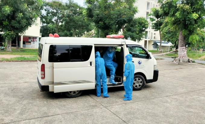Xe cứu thương đưa bệnh nhân Covid-19 từ các khu cách ly tập trung đến Bệnh viện dã chiến số 1 cách ly điều trị Xe cứu thương đưa bệnh nhân Covid-19 từ các khu cách ly tập trung đến Bệnh viện dã chiến số 1 cách ly điều trị
