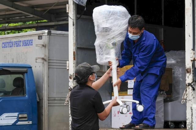 Tất cả các thiết bị quan trọng để điều trị cho bệnh nhân Covid-19 nặng đã được xếp lên tàu để vận chuyển vào TP.HCM